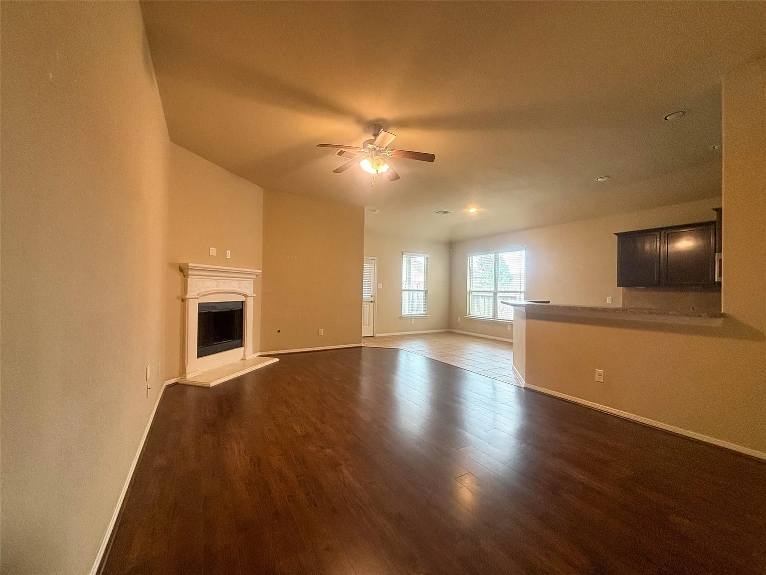 3 bed, 2.0 bath, 1606 sqft, $2,090 — Photo 2