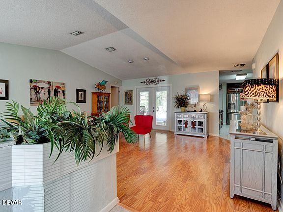 4th image of 14 Westford Ln