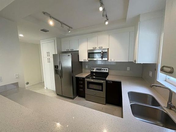 4th image of 2712 NE 30th Pl #1