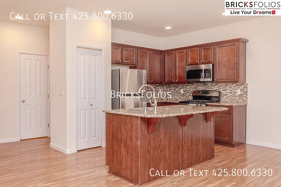 Bright home in Bothell's Northshore District — Photo 4