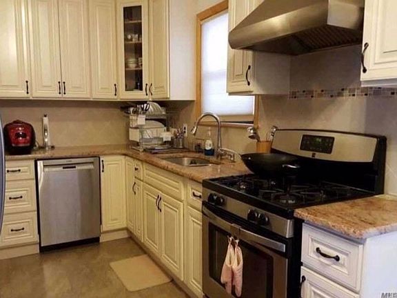 2nd image of 325 Bayview Ave