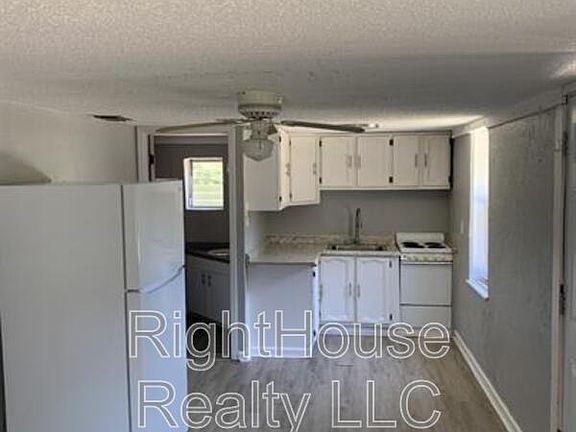 2nd image of 2426 Tanglewood St #2