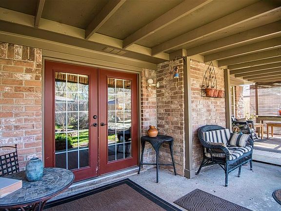 Lots or outdoor entertaining space