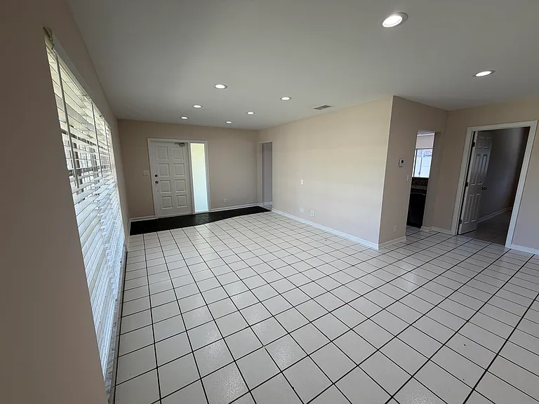 499 W Conference Dr — Photo 13