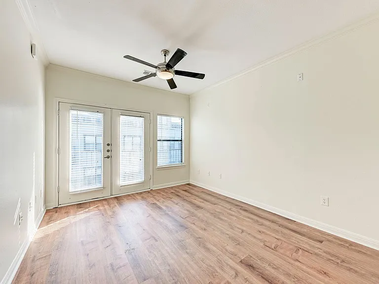 2502 Leon St #518 — Photo 4