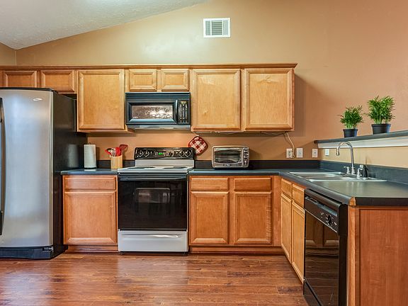 Massive Kitchen. Tons of Cou