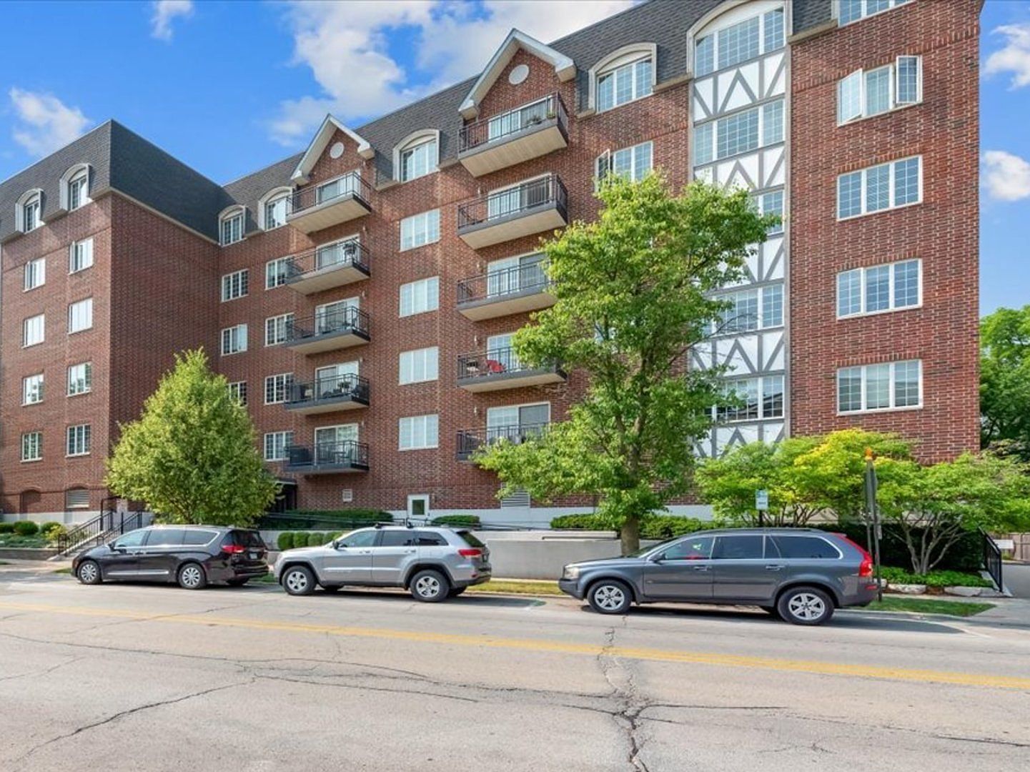 501 Forest Ave APT 504, Glen Ellyn, IL 60137 | Zillow