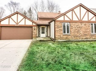 877 Woodmar Dr, Crystal Lake, IL 60014