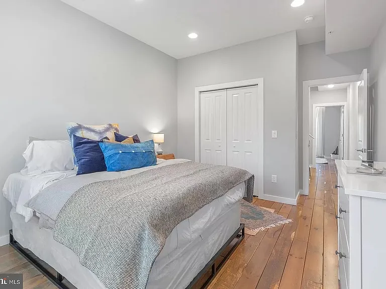 1843 E Oakdale St — Photo 17