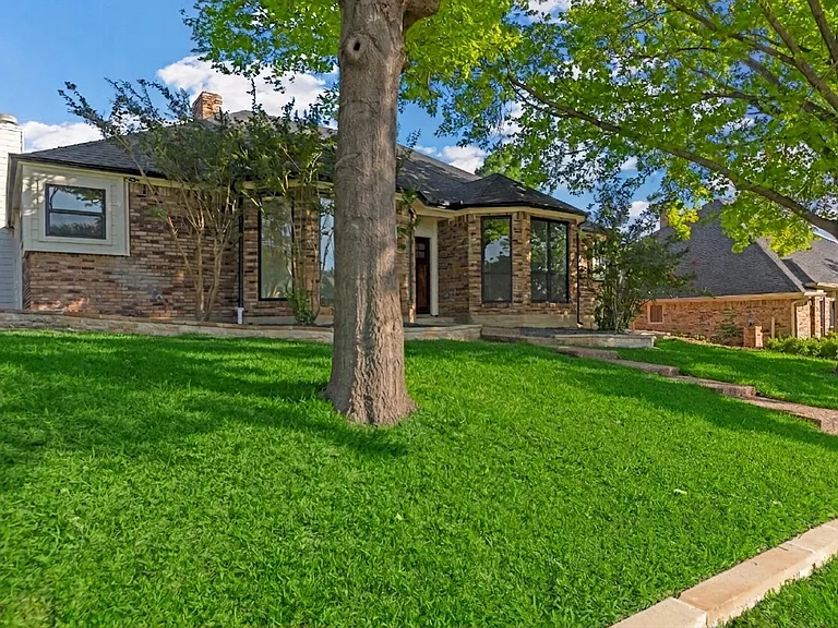 1213 Sycamore Dr — Photo 3