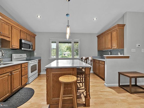 3rd image of 1002 Charlton Pl