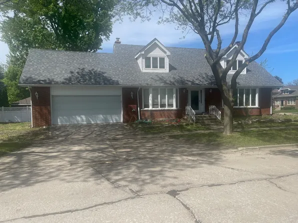 800 Robinhood Ln, La Grange Park, IL 60526