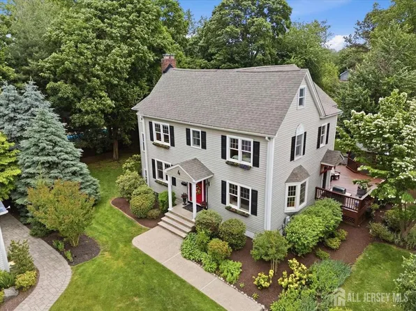 4 Honey Ct, Metuchen, NJ 08840