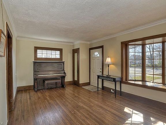 4th image of 17612 Indianola Ave