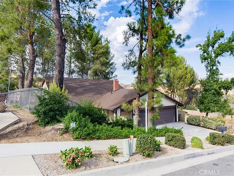 27601 Endeavor St — Photo 3