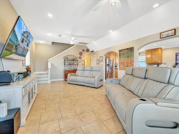 28 Dolphin St, Bayou Vista, TX 77563