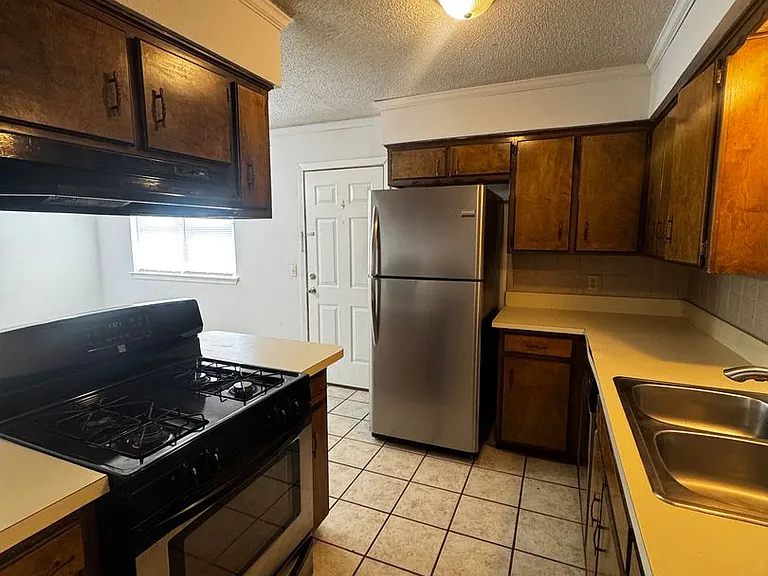 2809 Lawton Dr — Photo 5