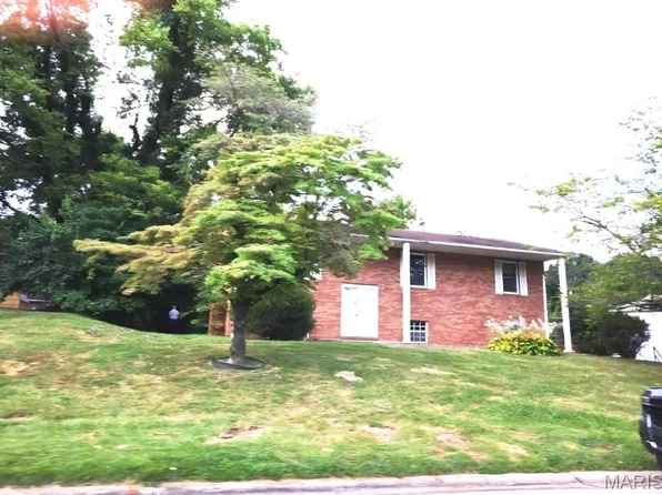 27 Matterhorn Dr, Glen Carbon, IL 62034