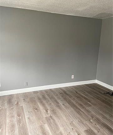 3rd image of 607/609 3rd St SE