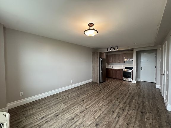4th image of 104 N Grove St #710