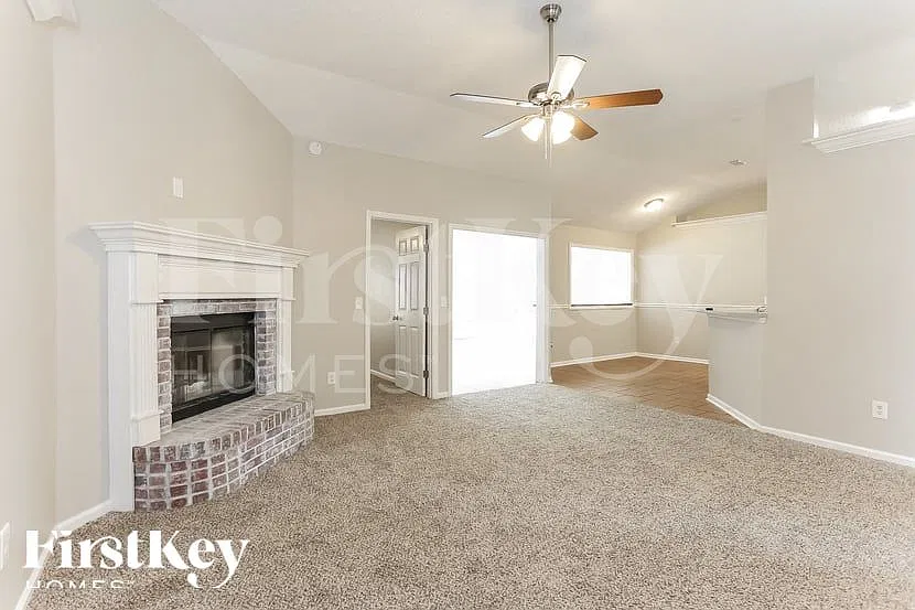 4 bed, 2.5 bath, 2432 sqft, $2,635 — Photo 3