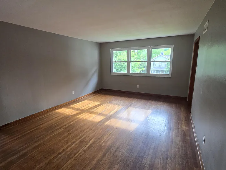 235 S Liberty St — Photo 3
