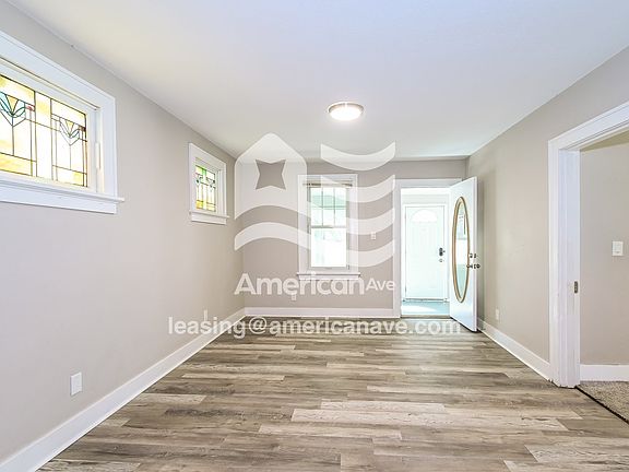 831605_002_living_room_3.jpg