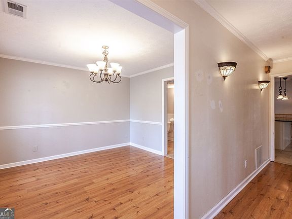 4th image of 302 Martingale Dr