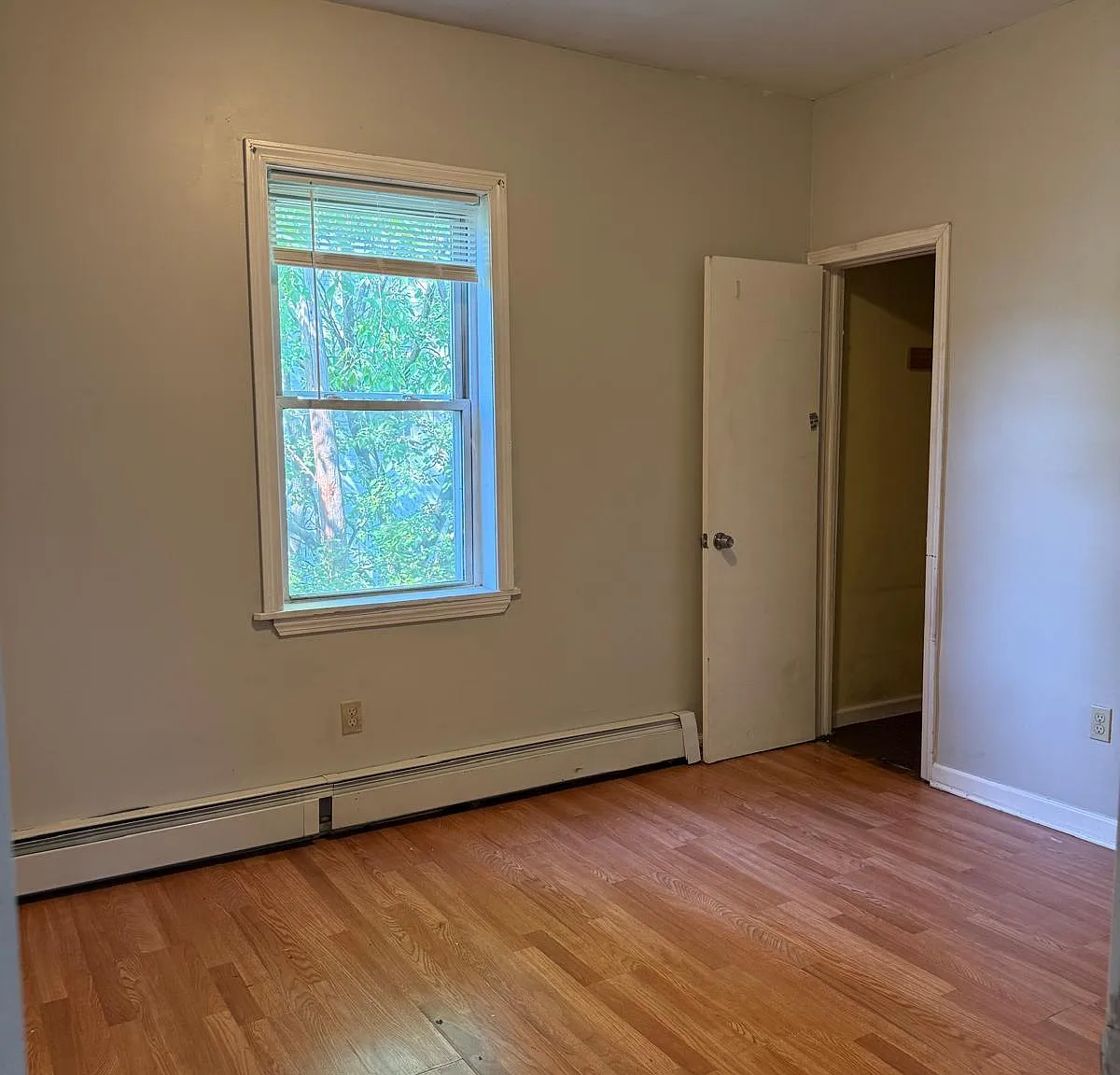 3 bed, 1.0 bath, 1144 sqft, $1,600 — Photo 2