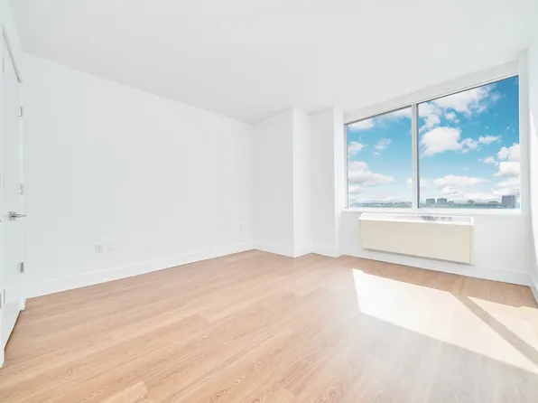 160 Riverside Boulevard image 16 of 18