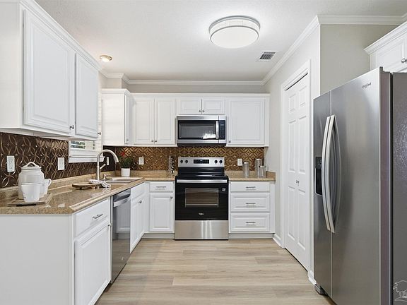 3rd image of 2641 Hillcrest Ave