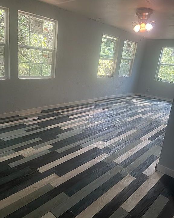 1st image of 136 Live Oak Trl