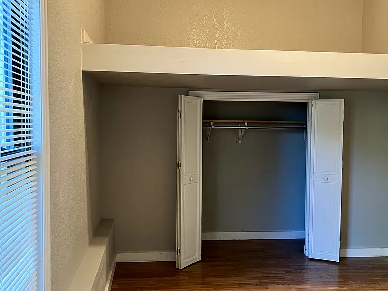 107 N Gillette Ave — Photo 32