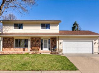 8509 NW Country Club Dr, Urbandale, IA 50322