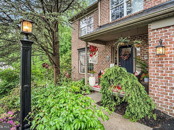5th image of 40 Brook Cir