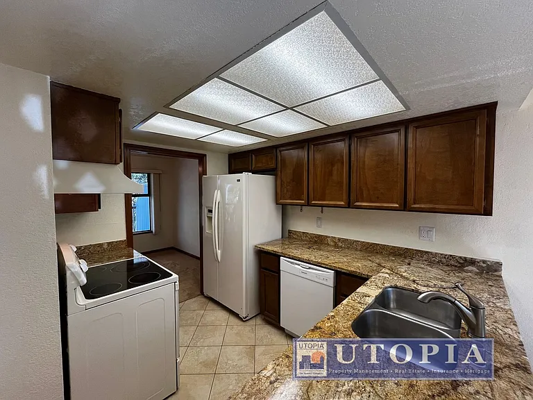 2726 Hampton Ln — Photo 9