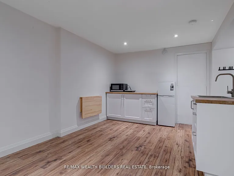172 Indian Road Cres #LOWER — Photo 4
