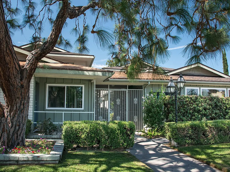 437 W Duarte Rd