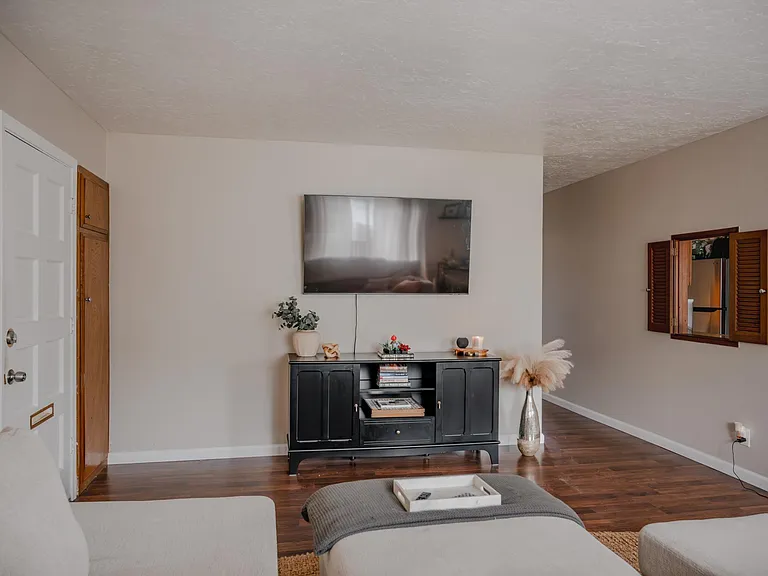 Megan Court Apartments — Photo 15