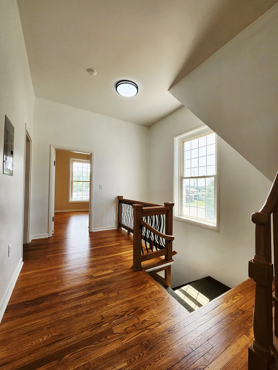 Building Photo - 331 E 2nd St #C