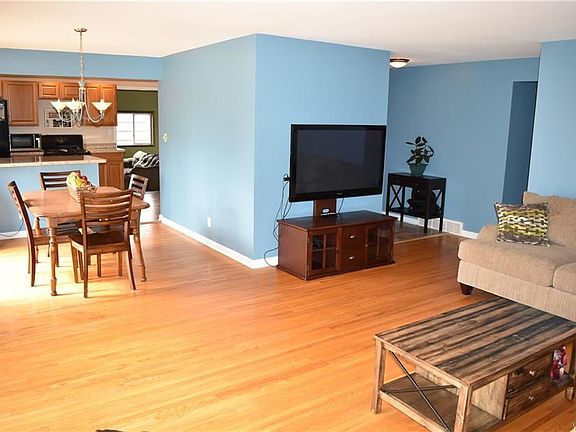 5th image of 817 Meadowbrook Dr
