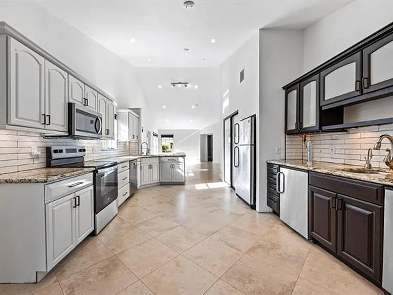 11110 SW 9th Pl — Photo 11
