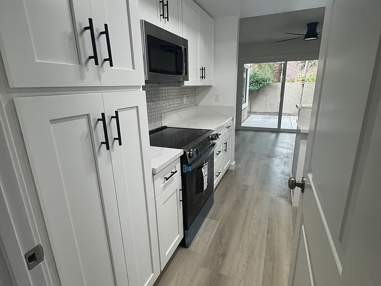 88 Stanford Ct — Photo 2
