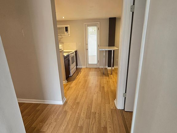 3rd image of 601 Monterey Blvd NE #7
