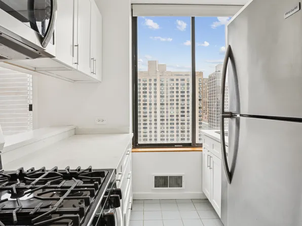 300 East 93rd Street image 3 of 8