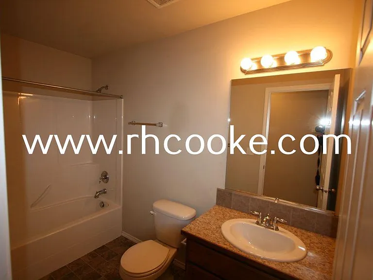 9204 N Oak St — Photo 13