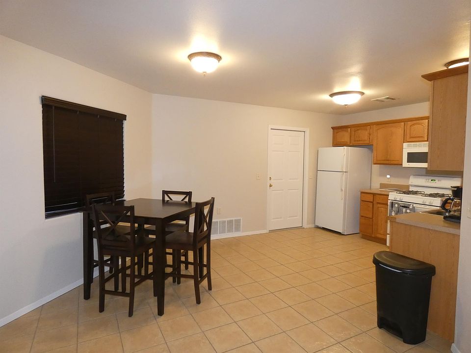 Kitchen / Dining area