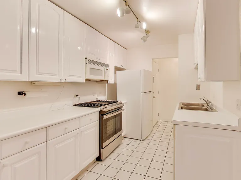 5400 N Sheridan Rd #210 — Photo 3