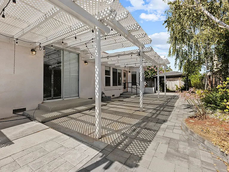 560 Diana Ave — Photo 46