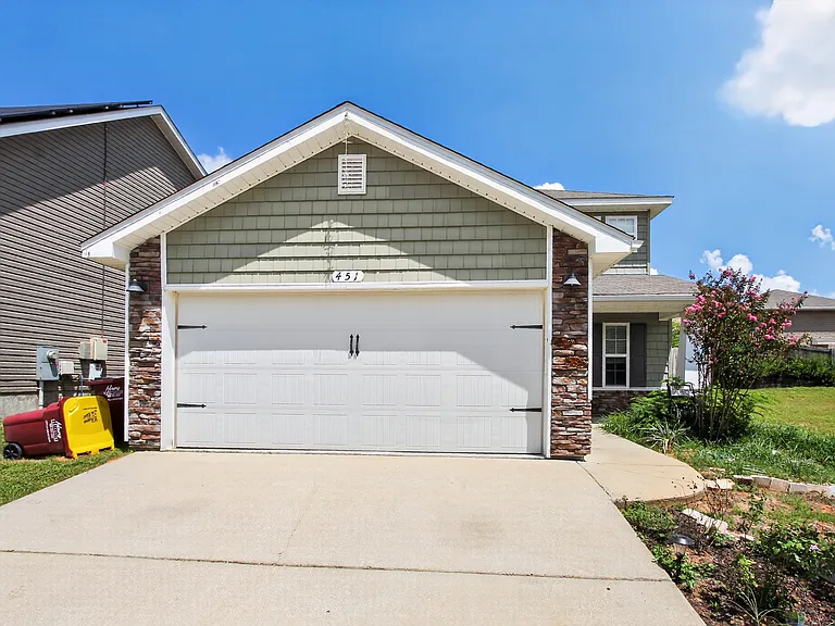451 Eisenhower Dr — Photo 3
